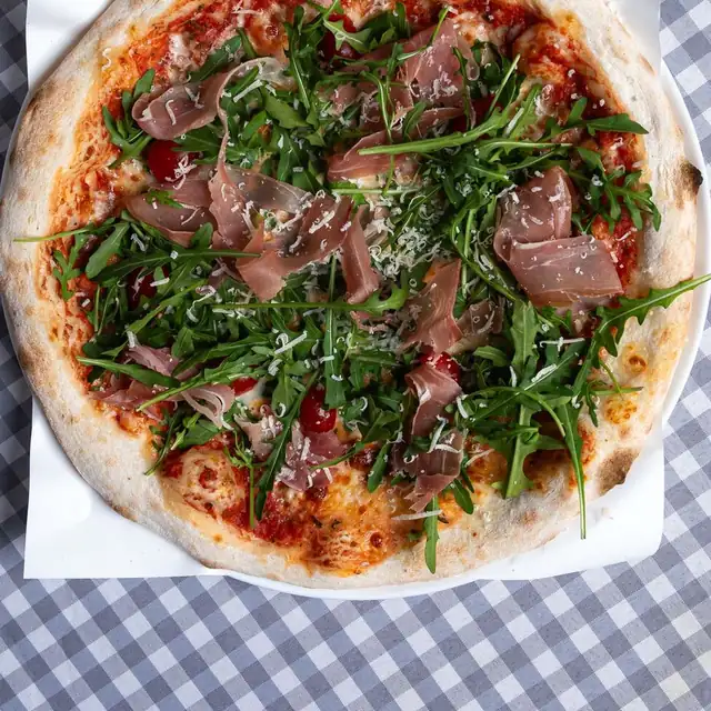 Pizza Parma z szynką San Daniele, rukolą i parmezanem